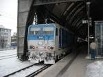 Die blaue Lady  Jozin  371 002 steht am Vindobona EC 173 in Dresden Hbf. Der Zug hatte am 10.12.2010 nach Aufenthalt und Lokwechsel nur noch 2min Versptung