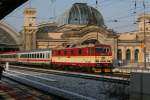 371 005 vor dem Vindebonaexpress den 101 029 bis Dresden gebracht hat.Dresden(Hbf.) 28.01.2011.