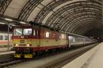 371 005-0 wartet mit EN 477 von Berlin nach Budapest in Dresden Hbf auf die Abfahrt. Fotografiert am 11.02.2011. 