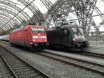 101 105 trifft in Dresden Hbf auf die 182 501 der MRCE (ES 64 U2 - 001), die den EC 174 weiter nach Hamburg bringt. 04.06.2011