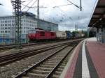 180 008 zieht am 10.07.2014 einen gemischten Güterzug durch Dresden.