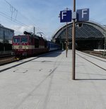 371 004 mit einem EC am Haken fährt am 22.09.2016 aus dem Dresdener Hauptbahnhof.