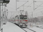 Unauffällig in der verschneiten Umgebung: 146 .?. hat den IC2447 von Bielefeld nach Dresden Hbf geschoben und bringt ihn jetzt weiter nach Dresden-Reick; 16.01.2017
