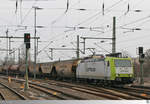 Captrain 185 543-6 durchfährt am 19. Februar 2017 mit einem Getreidezug den Dresdener Hauptbahnhof.