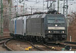 CTL Logistics 185 564-2 durchfährt am 19. Februar 2017 mit einen kurzen Lokzug den Dresdener Hauptbahnhof. An zweiter Stelle hängt eine weitere Traxx Lokomotive von Railpool, hinten 186 266-3 von CTL Logistics.