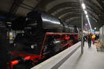 01 1519 (01 519) der Eisenbahnfreunde Zollernbahn, als Zuglok für einen Sonderzug der Eisenbahnfreunde Glauchau und der PRESS, am Morgen des 20.04.2016 auf Gleis 17 in Dresden Hbf. Diese Maschine wurde 1936 bei Henschel & Sohn in Kassel unter der Fabriknummer 22929 gebaut und ging nach Ende des 2. Weltkrieges in das Eigentum der DDR-Reichsbahn über. Heute ist sie im Besitz der Eisenbahnfreunde Hohenzollernbahn, welche mit viel Enthusiasmus für den betriebsfähigen Erhalt der schönen Maschine sorgen.
Da die Lok im April 2016 zum Besuch des Dampflokfestes im Bw Dresden-Altstadt angereist war, ergab sich die Gelegenheit, diese zusammen mit Vorspannlok 01 0509, für die Erzgebirgsrundfahrt einzusetzen.