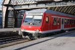 Bybdzf 482.1 (y-Steuerwagen) mit weiteren 7 (A)By-Wagen und 143 306-9 am Zugende als RE 18440 von Berlin Südkreuz nach Dresden Hbf (Striezelmarkt-Express) steht im Endbahnhof Dresden Hbf und