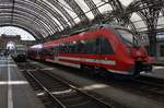 442 117-8 und 442 618-5 stehen am 27.5.2017 als RE50 (RE16512)  Saxonia  nach Leipzig Hauptbahnhof im Dresdener Hauptbahnhof bereit.