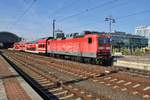 143 933 fährt am 30.9.2017 mit der S2 von Dresden Flughafen nach Pirna aus dem Dresdener Hauptbahnhof aus.