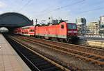 143 909 verlässt am 30.9.2017 mit der S2 von Dresden Flughafen nach Pirna den Dresdener Hauptbahnhof.