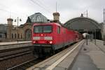 143 828 der S-Bahn Dresden (DB Regio Südost) als S 32729 (S2) von Dresden Flughafen nach Pirna verlässt Dresden Hbf auf Gleis 18.