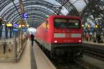 112 152-4 von DB Regio Südost als RB 18326 (RB31) nach Elsterwerda-Biehla steht in ihrem Startbahnhof Dresden Hbf auf Gleis 2 bereit.