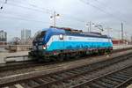 193 295 (Siemens Vectron) der České dráhy rangiert im Bereich des Dresdner Hbf und kuppelt gleich an EC 175 (Linie 27) von Berlin Hbf (tief) nach Praha hl.n.