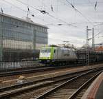 Captrain 185 650 zieht am 20.01.2018 einen leeren Autozug durch den Dresdener Hauptbahnhof.