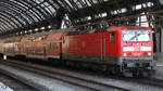 Die Elektrolokomotive 143 957 Anfang April 2018 auf dem Hauptbahnhof in Dresden.