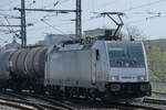 Die Elektrolokomotive 6186261-4 war Anfang April 2017 mit einem Güterzug in der Nähe des Dresdener Hauptbahnhofes zu sehen.