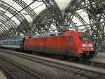 Die Elektrolokomotive 101 145-1 wartet am Dresdener Hauptbahnhof auf die Abfahrt.