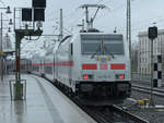 Die Elektrolokomotive 146 561-6 Anfang April 2017 mit einen IC bei der Abfahrt vom Dresdener Hauptbahnhof.