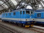 Lokwechsel mit der 371 003-5 Anfang April 2017 im Dresdener Hauptbahnhof.