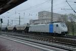 Die Elektrolokomotive 186 429-7 war Anfang April 2017 mit einem Güterzug in der Nähe des Dresdener Hauptbahnhofes zu sehen.