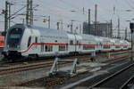 Ein Twindexx Vario Doppelstock-Zugeinheit Anfang April 2017 während der Ankunft im Dresdener Hauptbahnhof.