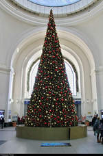 Passend zur Adventszeit wurde das Empfangsgebäude von Dresden Hbf wieder weihnachtlich geschmückt, wie diese Tannenbaum-Nachbildung zeigt.