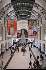 Passend zur Adventszeit wurde das Empfangsgebäude von Dresden Hbf wieder weihnachtlich geschmückt, wie dieses Foto vom Treppenaufgang zur DB Lounge zeigt.