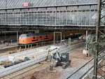 Baustelle Tiefbahnsteige Dresden Hbf., im Hintergrund 221 135 (9280 1221 135-7 D-BLC) (ex DB V200); 06.05.2019  