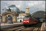 DB 143112 steht mit einem Regionalzug abfahrbereit in Richtung Bad Schandau am 27.8.2006 im HBF Dresden.