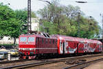 12. Mai 1992, Das waren die wilden Zeiten nach der  Wende . Die Mehrsystemlok 180 017 der DR rollt mit einem Uralt-Doppelstock-Nahverkehrszug mit Coca-Cola-Bemalung in den Dresdner Hauptbahnhof. Man wusste noch, dass der Letzte, der die DDR verlässt, das Licht zu löschen hatte, aber dass der Letzte, der in den Zug steigt, die Türen schließen sollte, hatte man vergessen. 