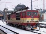 371 005 (Pendant zur BR 180) wartet vor Dresden-Hbf. auf neuen Einsatz (27.01.2004)
