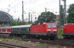 Ein ex Reichsbahnwagen (D-EBS 55 80 21-35 0ß59 -7 Bomz) muss aushelfen am RE18 Cottbus - Dresden, hier bei Einfahrt in Dresden Hbf, 01.06.2012  