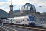 IC 2271 aus Warnemünde fährt nach Abschluss seiner Fahrt mit DB Fernverkehr  4110 609  aus dem Dresdner Hbf. am 25.08.20 zum frühen Abend.