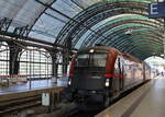 1216 231 mit dem Railjet VINDOBONA nach Graz, der Fotograf wird bis zum Bahnhof Praha-Holešovice (tschechisch: Nádraží Praha-Holešovice)mitfahren, dann per Rad weiter nach Praha Libeň (deutsch Lieben), weiter mit dem Slovácký Express nach  Ústí nad Orlicí (deutsch Wildenschwert) und dort umsteigen  nach Lichkov, dem Ziel der Reise.
Auf der Radroute 18 geht es dann über Ústí nad Orlicí nach Choceň (deutsch Chotzen), immer neben der Bahnlinie her.17.06.2022, 07:21 Uhr. Dresden Hbf. Gleis 3