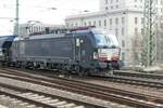 193 672 vor Güterzug in Dresden Hauptbahnhof, fotografiert am 30.03.2023