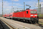 DB 143 821-7 steht mit zwei Doppelstockwagen in Dresden Hbf abgestellt.