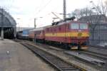 historische Aufnahme der 372 003 mit einem damaligen Zug der  Rollenden Landstraße  zwischen Dresden und Lovosice bei der Durchfahrt durch Dresden Hauptbahnhof, Februar 2095 