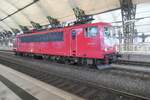 155 219, die  Lok mit den Zwei Gesichtern  von ihrer DB-Seite aus gesehen abgestellt in Dresden-Hauptbahnhof, November 2024