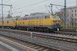 218 477 mit einem Zug der Fahrweginstandsetzung, abgestellt in Dresden Hauptbahnhof, November 2024