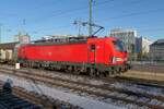 noch nicht sehr häufig sind die Vectrons MS bei DB Cargo anzutreffen; hier 193 562 vor einem typischen DB-Cargo-Zug bei der Durchfahrt durch Dresden-Hauptbahnhof, November 2024