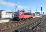 Hier der Stromcontainer mit den 2 Gesichtern, 155 219, einmal mit der Reichsbahn-Seite bei der Durchfahrt durch Dresden-Hauptbahnhof, November 2024