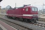 Die historisch lackierte und dem unvermeidlichen Keks beklebte 143 250 bei zugegeben nicht sonderlich gutem Wetter in Dresden Hauptbahnhof.