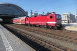 DB 143 250 mit Reihsbahn-Lackierung rangiert eine Einheit der S-Bahn S1 im März 2025 in Dresden Hbf.