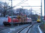 Westseite Dresden Hbf.: 5250.05-5 von arco TRANSPORTATION und ein FMW, eingesetzt bei der Montage der Fahrleitung ber den neuen Gleise fr Gterzge; auf dem letzten Wagen sind die Kabelrollen mit