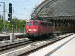 140 500 bei der Durchfahrt in Dresden Hauptbahnhof.