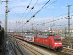 101 019  Unsere Zge schonen die Umwelt - Unsere Preise schonen den Geldbeutel  mit dem EC 173 Hamburg-Altona - Wien bei Einfahrt in Dresden Hbf.; 11.02.2008  