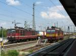 Zwei  Kndelpressen : whrend die CD 372 007 wartet bis sie den EC 371 von Ostseebad Binz zur Weiterfahrt nach Prahe (Prag) bernehmen kann, kommt DB 180 011 noch im Reichsbahn-look mit einem Gterzug