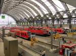 Stets nur fr wenige Minuten hat man das Motiv  Volles Haus  auf den sechs Gleisen im Kopfbahnhofbreich des Dresden-Hbf.; 29.05.2008  