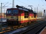 371 015-9 der CD wartet am 22.12.2007 in Dresden Hbf auf die Ankunft des nchsten EC um ihn weiter nach Prag zu befrdern.