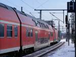 Doppelstockwagen 50 80 25-04 002-5 (DBuza 747.5) als Teil eines Schnellzuges in Dresden-Hbf am 17.2.2009.